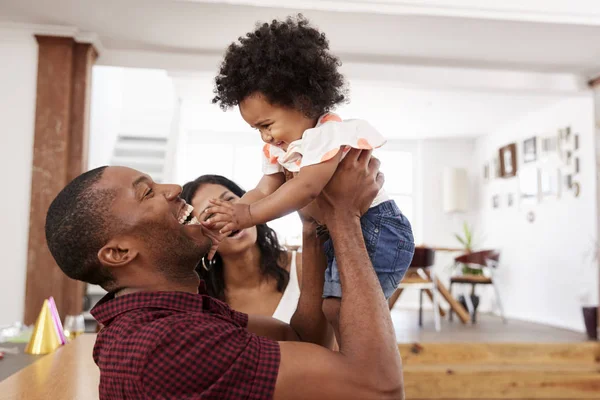 Ouders spelen met jonge dochter — Stockfoto