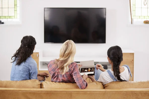 Amigas sentadas en el sofá — Foto de Stock