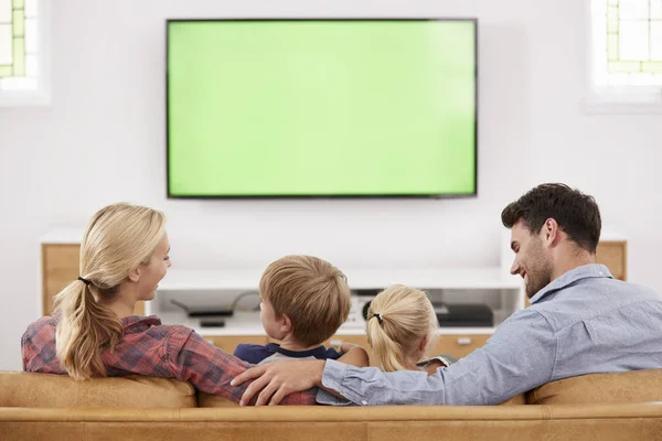 Aile televizyon izliyor. — Stok fotoğraf