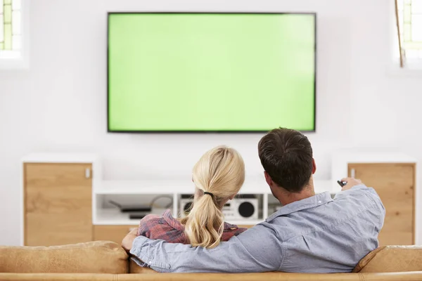 テレビを見てるカップル — ストック写真
