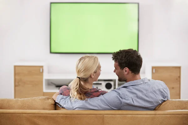 Coppia guardare la televisione — Foto Stock