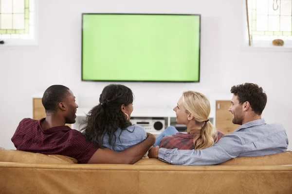 Друзья смотрят телевизор — стоковое фото