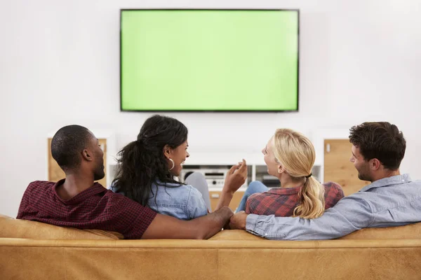 Amigos assistindo televisão — Fotografia de Stock