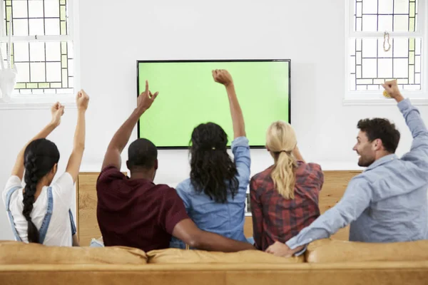 Amici che guardano la televisione — Foto Stock