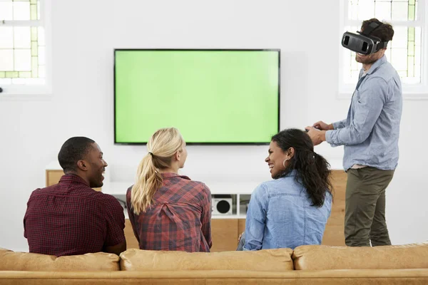 Vrienden spelen van computerspel — Stockfoto