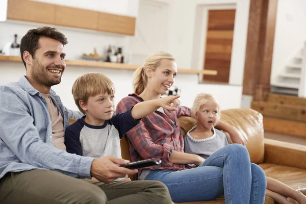 Familia sentada en sofá — Foto de Stock