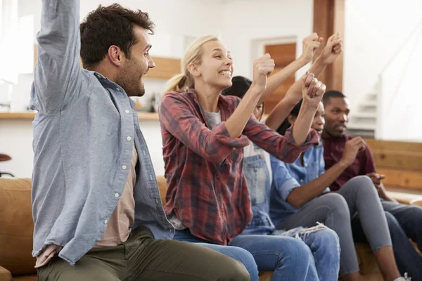 Amici che guardano la televisione e tifo — Foto Stock