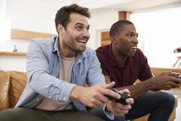 Přátelé hrají videohru — Stock fotografie