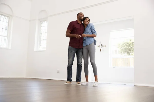 Par som flyttar in i nya hem — Stockfoto