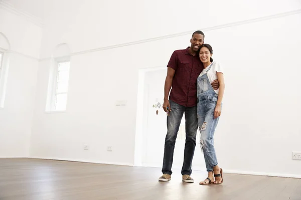 Couple emménageant dans une nouvelle maison — Photo