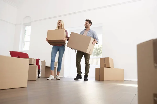 Casal transportando caixas para casa nova — Fotografia de Stock
