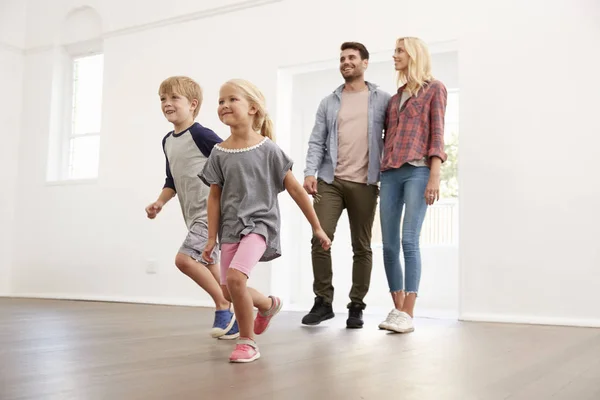 Família excitada explorando a nova casa — Fotografia de Stock