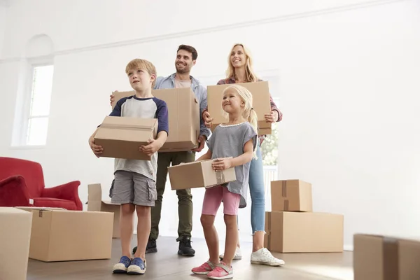 Boîtes de déballage de famille dans une nouvelle maison — Photo