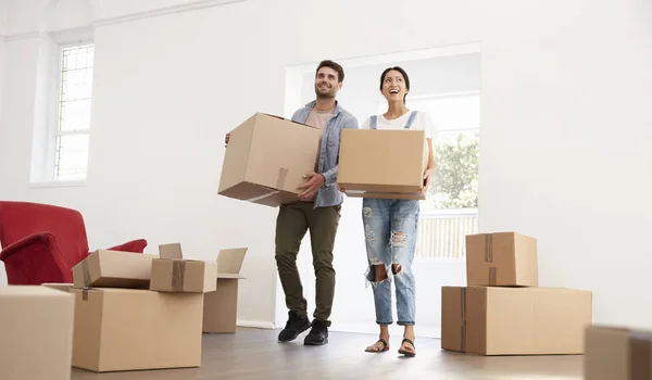 Pareja de cajas de transporte en un nuevo hogar — Foto de Stock