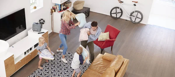 Parents jouant avec les enfants dans le salon — Photo