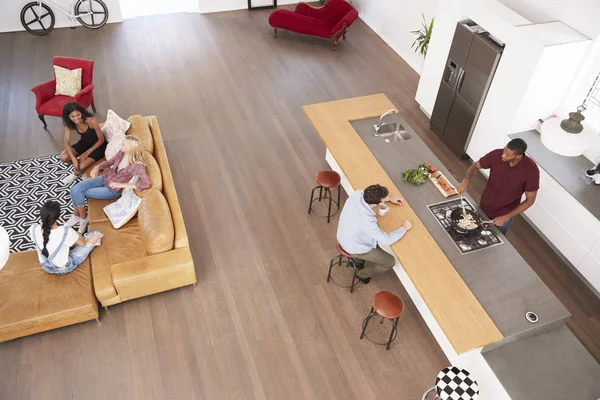 Amigos cocinando comida y relajándose — Foto de Stock