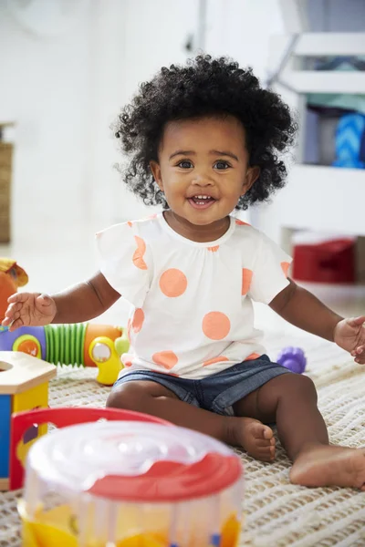 Retrato de bebê menina na sala de jogos — Fotografia de Stock