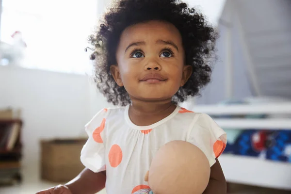 Baby flicka som leker med docka — Stockfoto
