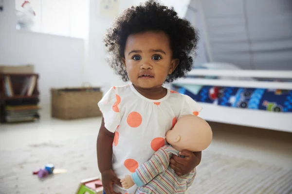 Baby flicka som leker med docka — Stockfoto