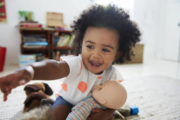 Menina bebê brincando com boneca — Fotografia de Stock