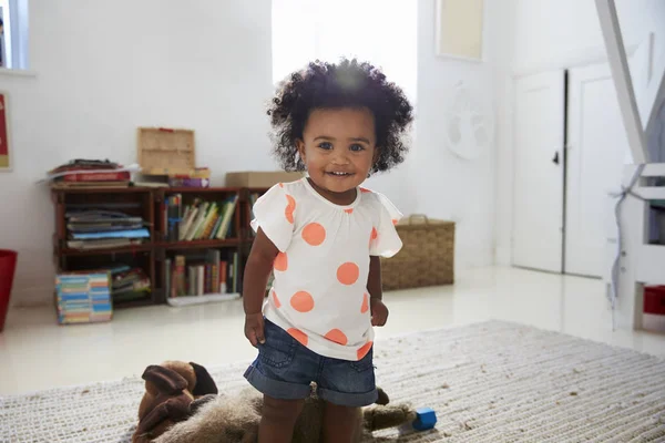 Baby meisje spelen met speelgoed — Stockfoto