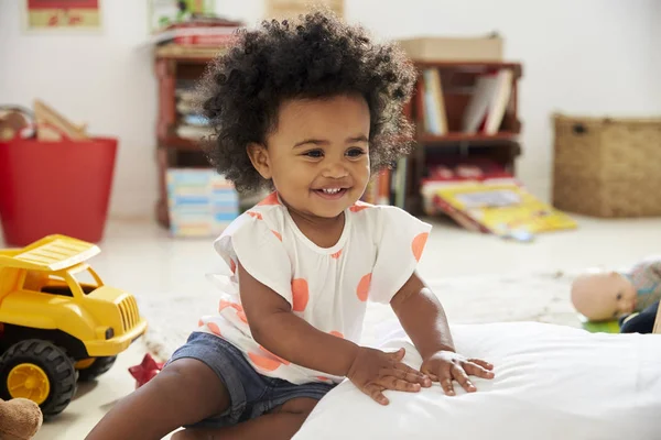 Menina bebê brincando na sala de jogos — Fotografia de Stock