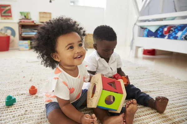 Menino e menina brincando com brinquedos — Fotografia de Stock