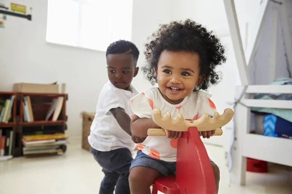 Twee kinderen zitten op speelgoed — Stockfoto