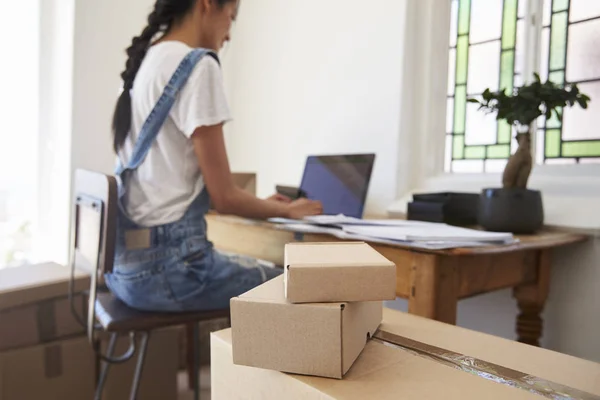 Vrouw met laptop werken aan tafel — Stockfoto