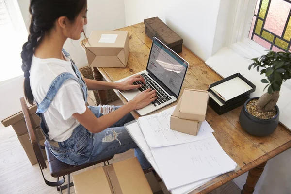 Vrouw met laptop werken aan tafel — Stockfoto