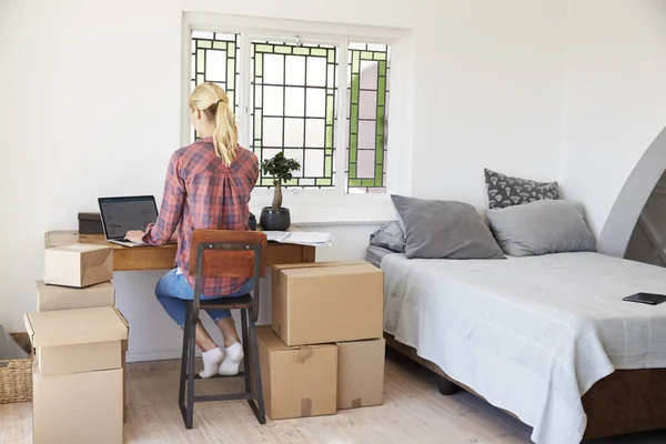 Mulher trabalhando com laptop à mesa — Fotografia de Stock