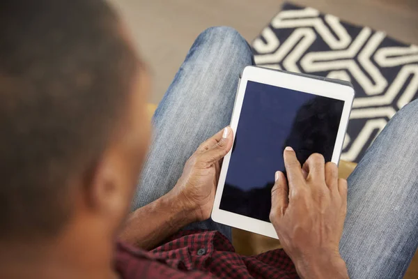 Hombre mirando tableta digital —  Fotos de Stock