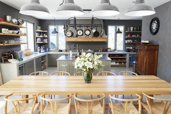 Домашній інтер'єр з кухнею відкритого планування — стокове фото