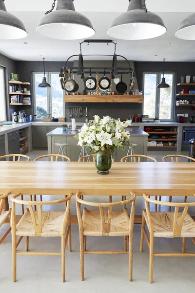 Home Interior com cozinha plano aberto — Fotografia de Stock