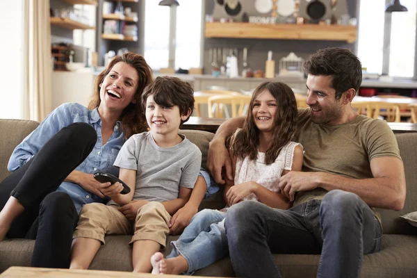Família assistindo televisão — Fotografia de Stock