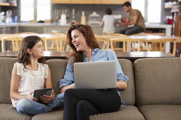 Madre e hija usando dispositivos digitales —  Fotos de Stock