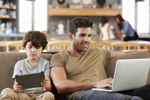 Vater und Sohn nutzen digitale Geräte — Stockfoto