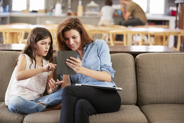 Mor och dotter med hjälp av digitala enheter — Stockfoto