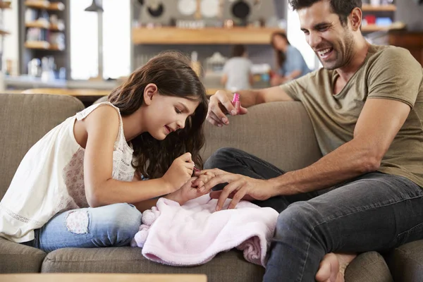 Dochter schilderij vaders nagels — Stockfoto