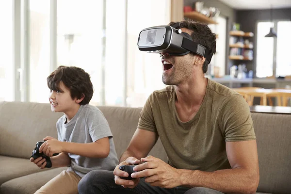 Padre e figlio giocare gioco per computer — Foto Stock