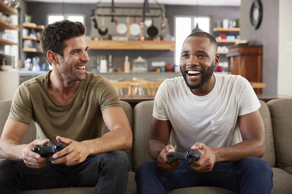 Mannelijke vrienden afspelen van Video Game — Stockfoto