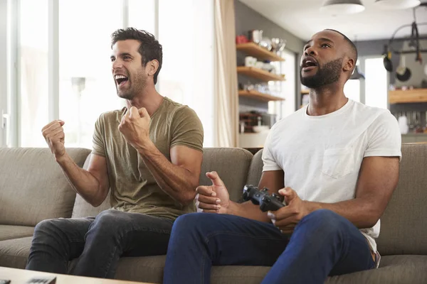 Masculino amigos jogar vídeo game — Fotografia de Stock