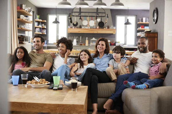 Duas famílias assistindo televisão juntos — Fotografia de Stock