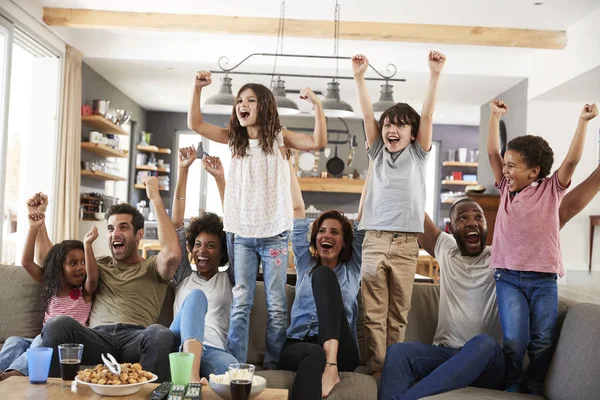 Deux familles Regarder le sport — Photo