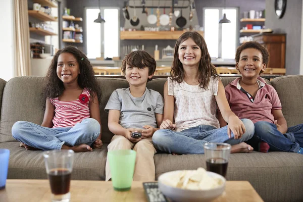 Grupp barn titta på TV tillsammans — Stockfoto