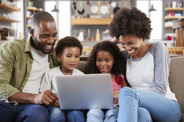 Gezin met laptop — Stockfoto