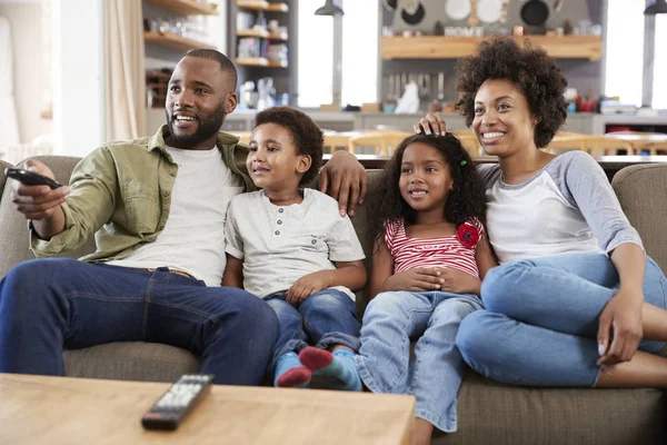 Televisie kijken met het gezin — Stockfoto