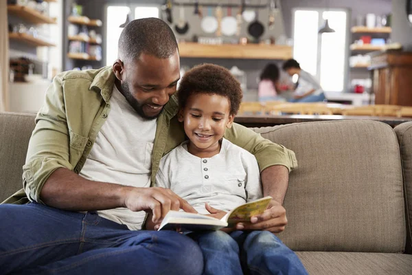 Père et fils lisant ensemble le livre — Photo