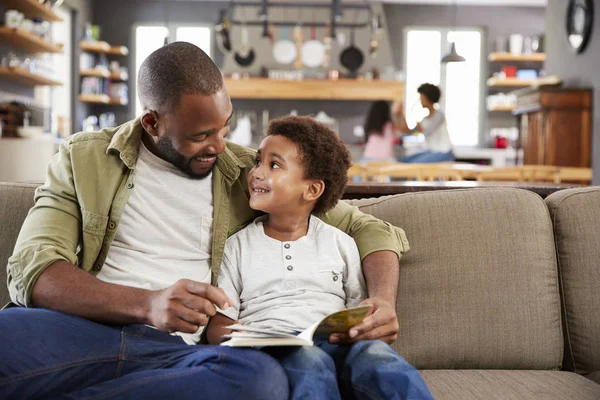 Vater und Sohn lesen gemeinsam Buch — Stockfoto