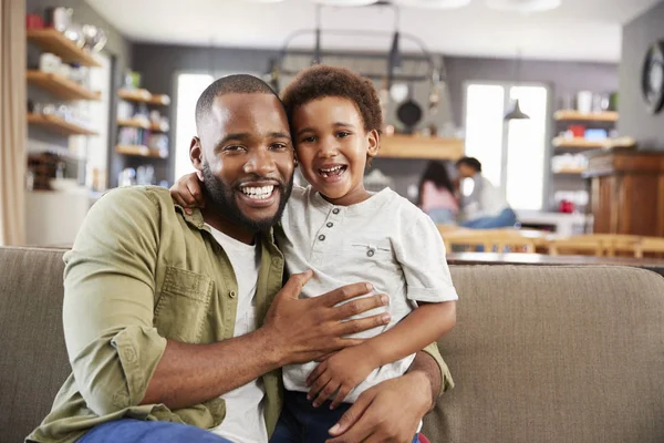 Vader en zoon zittend op de Bank — Stockfoto